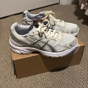 BRAND NEW GEL-1130 cream/carbon mens size 5 and women’s size 6.5 (fits like 6)